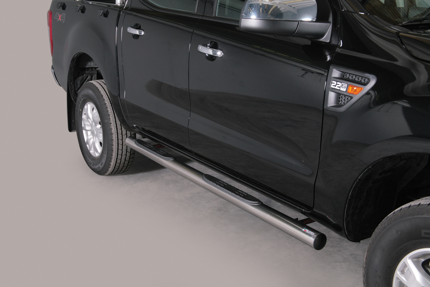 ford-ranger-inox-pohodne-stopnice-fi76.jpg EU INOX stopnice s pohodno plastiko fi76 - Ford Ranger (2012-2016) - slika 1