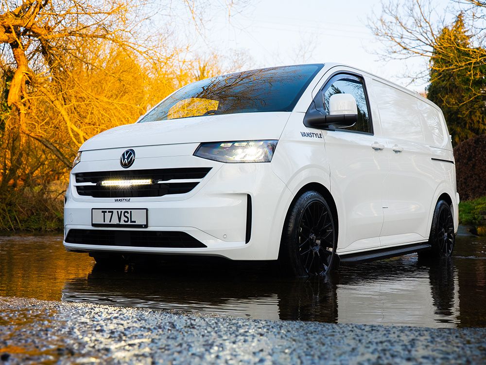 vw_t7_grille_kit_glide_marketing_install_images-08_web LED dolge luči LAZER Kit – Volkswagen Transporter T7 GLIDE (2025-) - slika 1